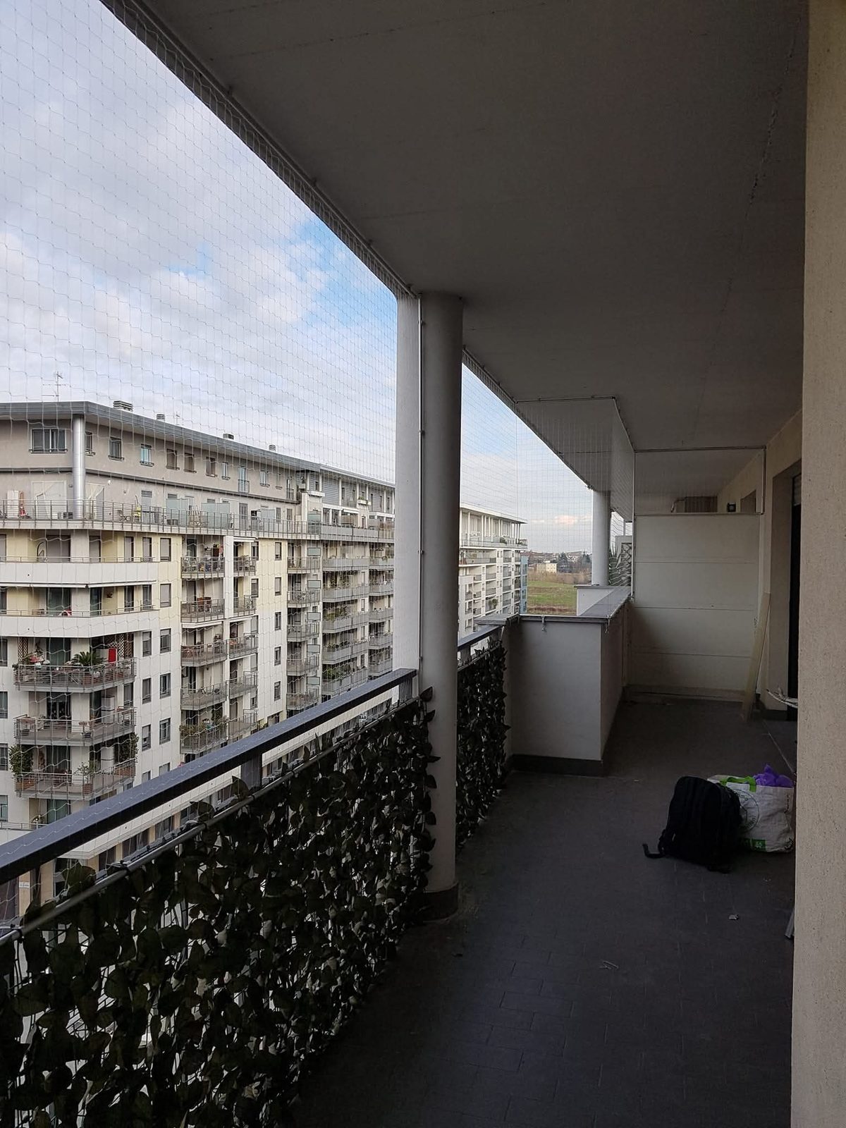 Balcone con rete in nylon a minor impatto visivo e telaio in alluminio