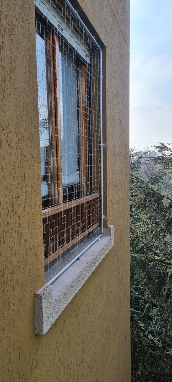 Finestra protetta con vista panoramica su Milano